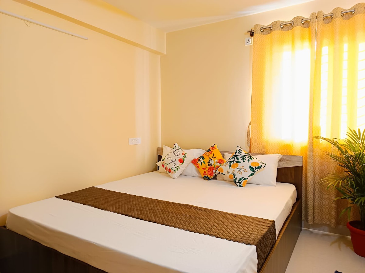 מיטת קווין סייז עם מצעים נקיים ללילות שלוים