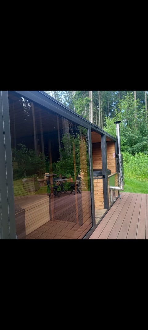 Vacation home right on the lake with private spa!