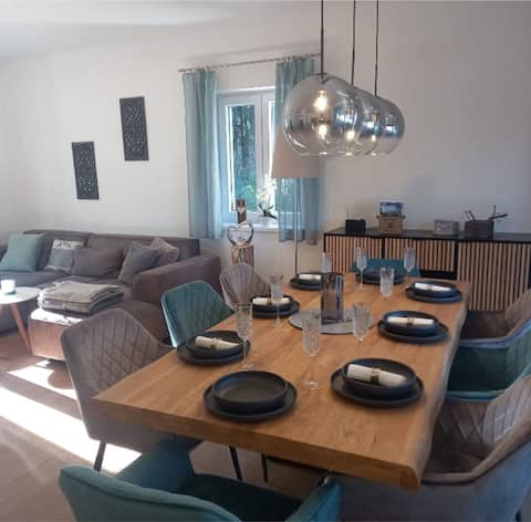 Top Airbnb: Vacation home right on the lake with private spa! in Horní Planá
