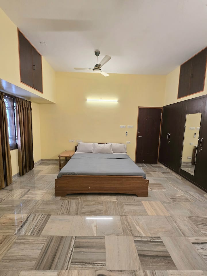 Acogedor dormitorio principal con un armario espacioso, una mesa de trabajo y aire acondicionado para la máxima comodidad. Incluye un baño privado para mayor comodidad.