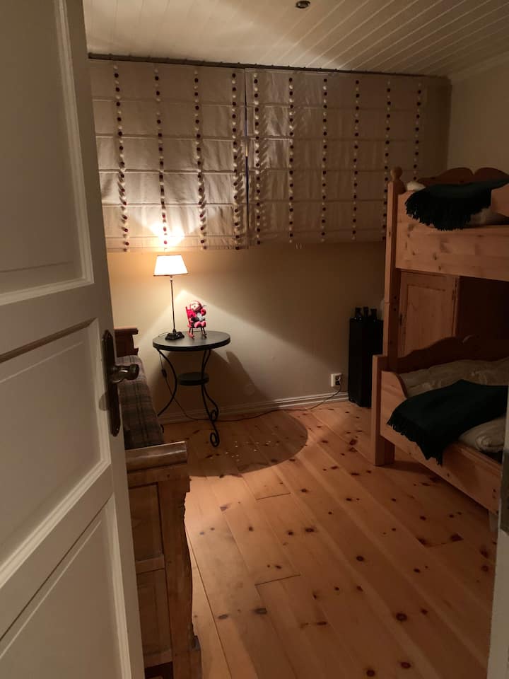 Espacio para dormir atmosférico. Litera con litera extraíble en la planta baja y cama con ducha antigua.