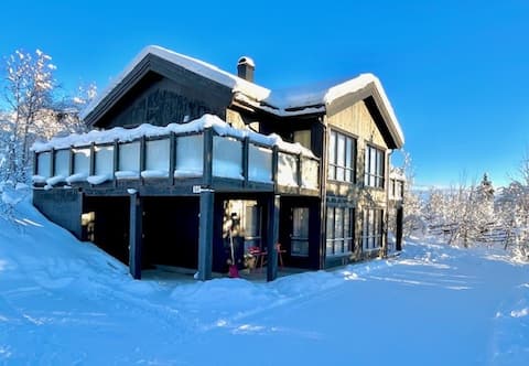 Elegant and new cabin in central Beito - sleeps 10