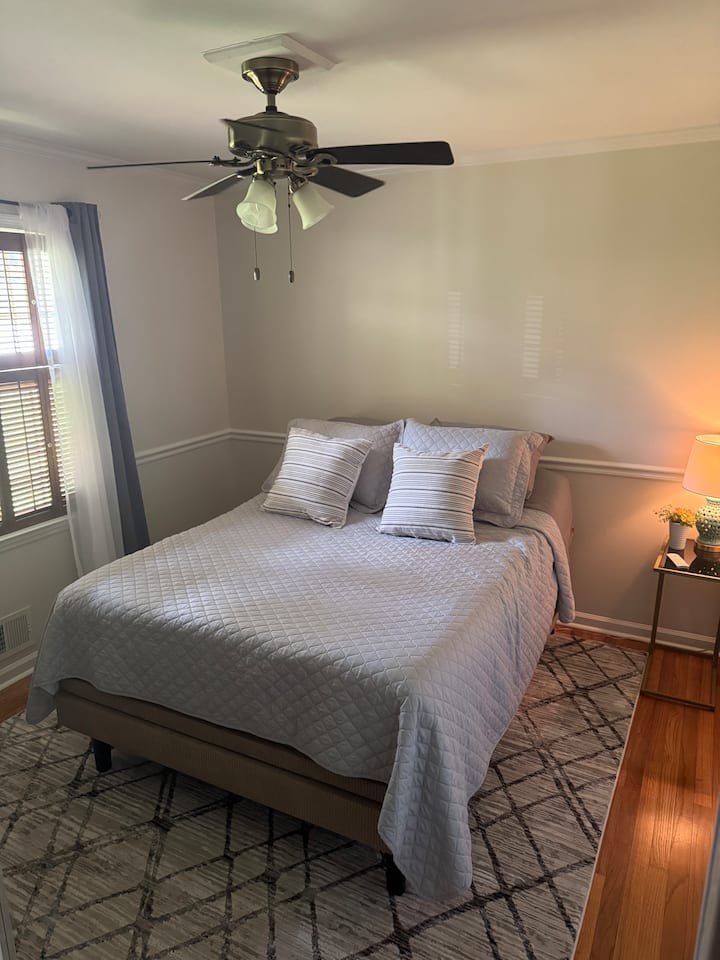 Брачен кревет (широк 150-179 см) со прилагодлива основа, без гравитација. 