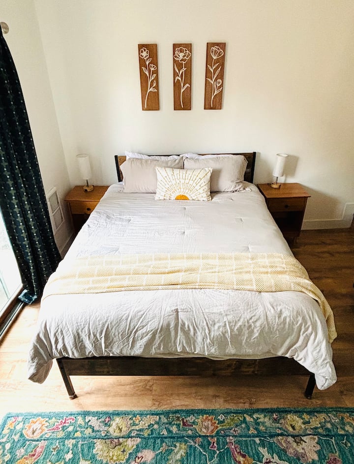 Სტუდიოს ტიპის საწოლი. დამატებითი საბნები კარადაშია. 