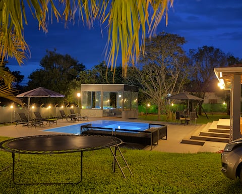 Hot tub, heated pool 32°, air and bedding.