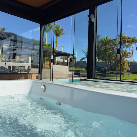 Cabin with whirlpool and heated pool (32°C/90°F)