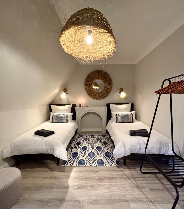 Удобна, удобна спална соба со два свежо наместени единечни кревета кои ве покануваат на добар сон. Има закачалка за облека и шкаф за чување лични работи.