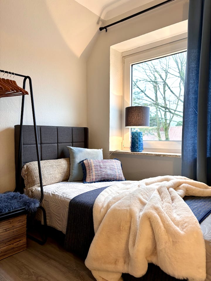 Дневна трпезарија со два единечни кревета.