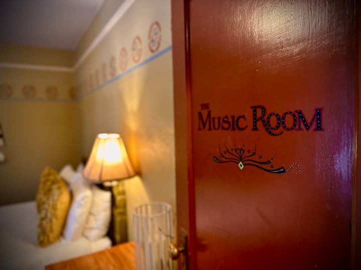 ברוכים הבאים לחדר המוזיקה! 
בחדר הזה יש 2 מיטות - מיטת קווין סייז אחת ומיטה זוגית אחת! יש גם נוף מהמם של החצר האחורית. 