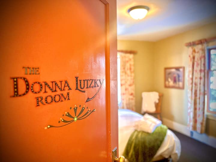 ברוכים הבאים לחדר של דונה! זה מקום מקסים והחדר הגדול ביותר בבית. החדר הזה הוא אחד משני חדרי שינה בצד בית הספר של הבית ליד חדר הרחצה ויש בו מיטת קווין סייז נעימה במיוחד! 