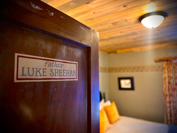 המגורים של האב שיהאן! חדר השינה הזה נמצא בצד המנזר של הבית ויש בו מיטת קווין סייז עם ארון גדול לאחסון והוא ליד חדר האמבטיה. 