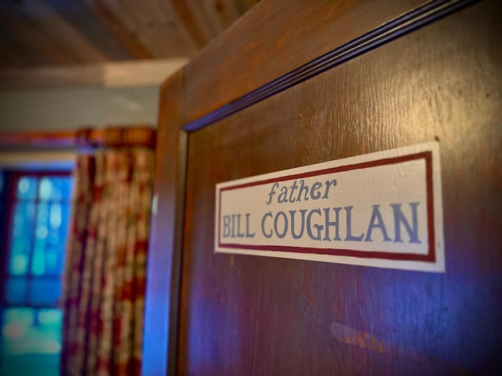 החדר של האב קופלן! חדר שינה ראשי ליד הכניסה. מיטת קווין סייז - כל כך נוחה. 