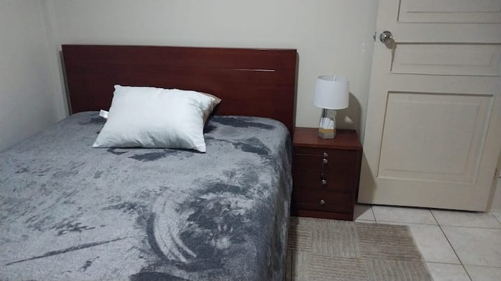 שתי מיטות וחצי 