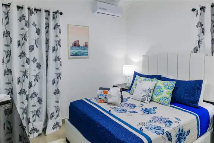Confortable, con cama queen, aire acondicionado, TV, abanico, closet y un ambiente relajante para un descanso perfecto.