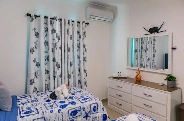 Ideal para familias o grupos, equipada con 2 camas twin, aire acondicionado y abanico de techo, en un ambiente fresco y cómodo.
