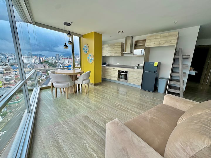 Moderno Depto Céntrico Con Gimnasio Y Vista - Quito