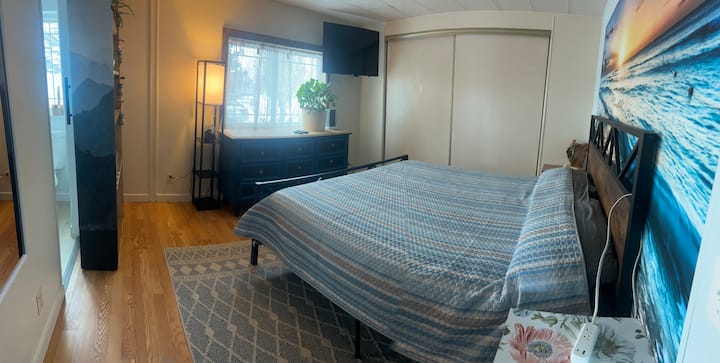 Glavna spavaća soba/tuš-kabina, veliki bračni krevet. 