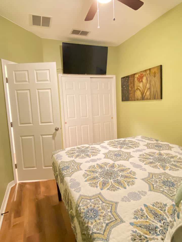 55smart tv no andar de baixo do quarto 