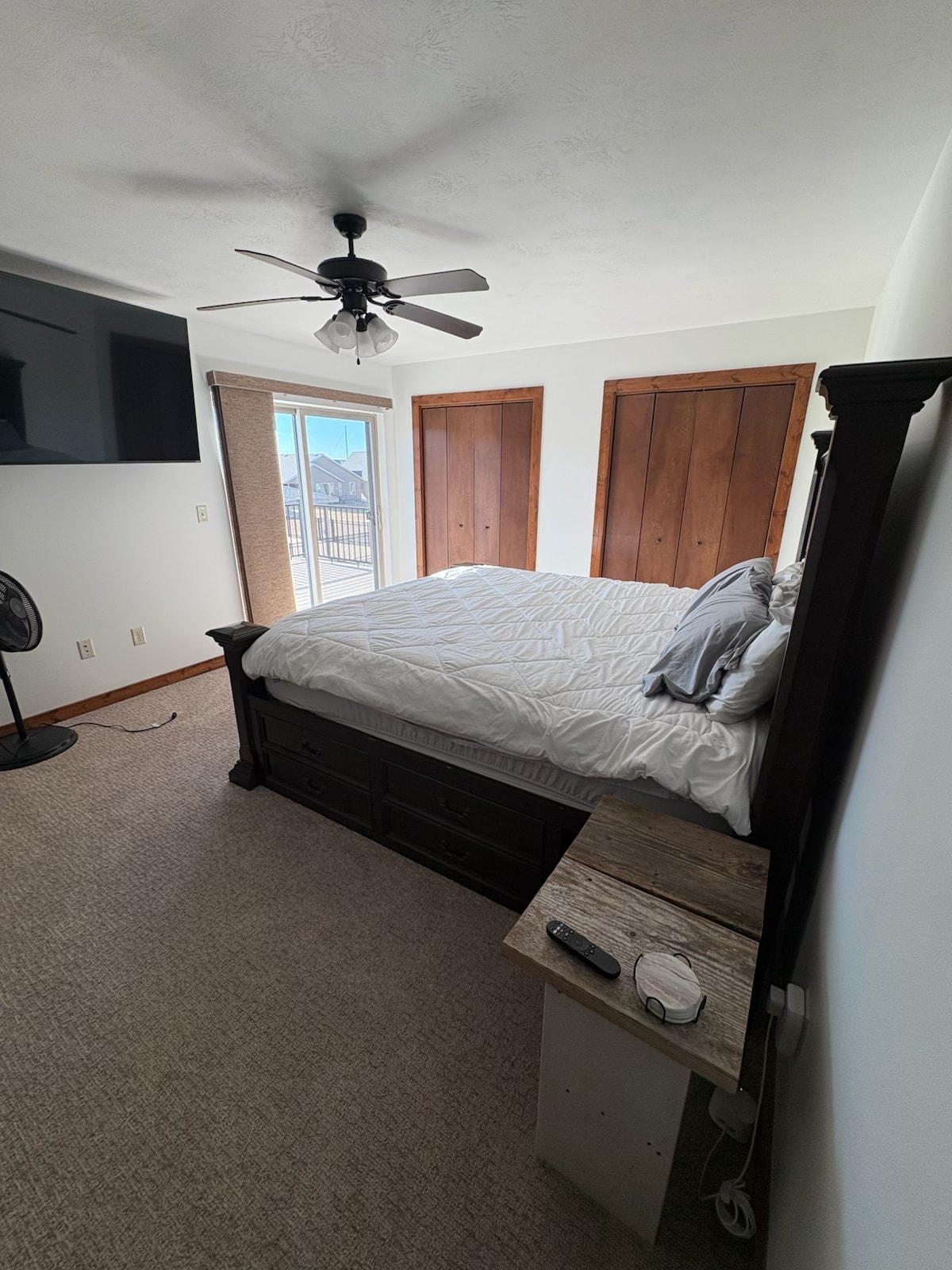 Მთავარი საძინებელი 193 × 203 სმ ზომის საწოლით. 