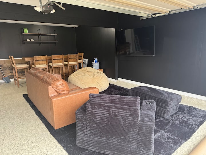 Garazh plotësisht i mobiluar me bar, nxirr divanin dhe arkadën e sipërme të tavolinës me 412 lojëra. Garazhi ka ngrohje dhe ac. 