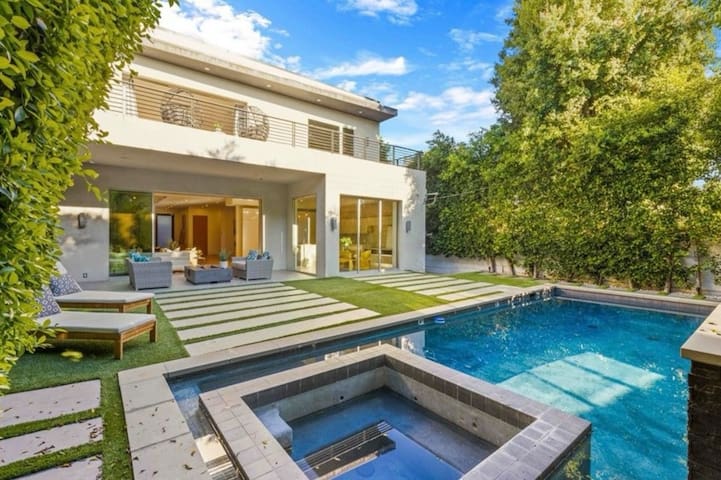 Luxury West Hollywood Home gallery image 2