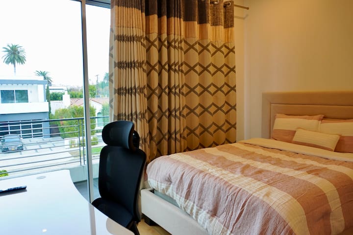 Luxury West Hollywood Home gallery image 4