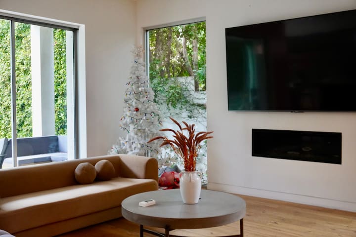 Luxury West Hollywood Home gallery image 3