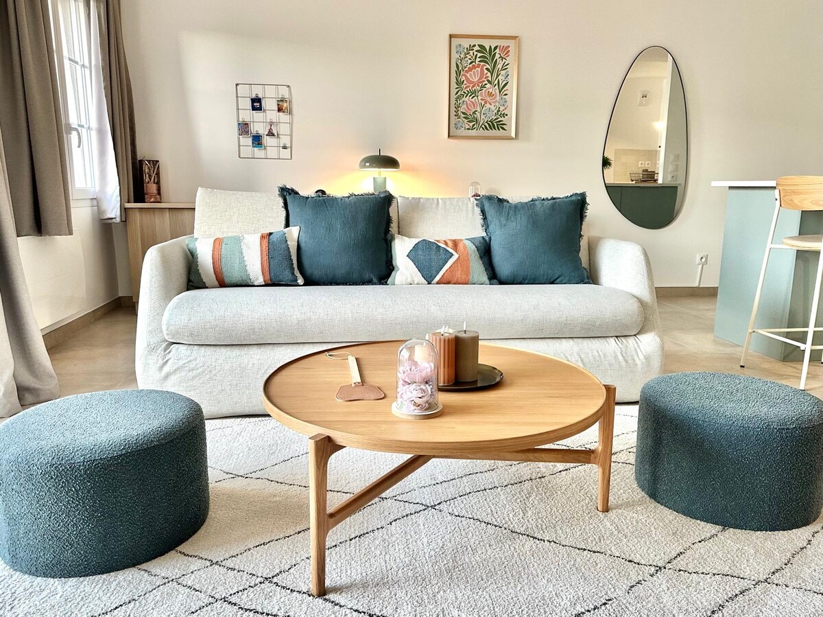 تحتوي غرفة المعيشة، المشرقة والراقية، على سرير أريكة 160 × 200، وهو مثالي للحظات الاسترخاء أو الليالي المريحة. 
الديكور الرقيق، مع الأشكال الزهرية والأنيقة، يستحضر عالم إيزابيلا وشغفها بالزهور. 
