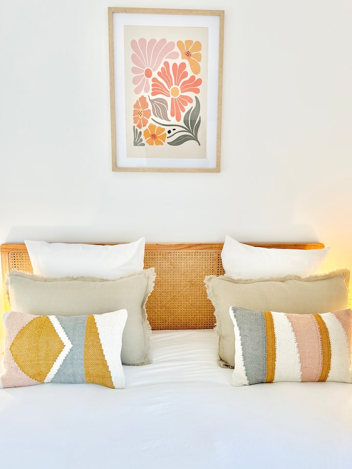 Verdadero nido de tranquilidad, la habitación tiene una cama queen size, que ofrece una comodidad óptima para noches de ensueño.