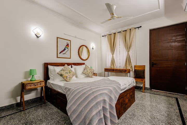 Macaw: Garden Room W/ Queenbed, 50" Tv | Saket - Delhi