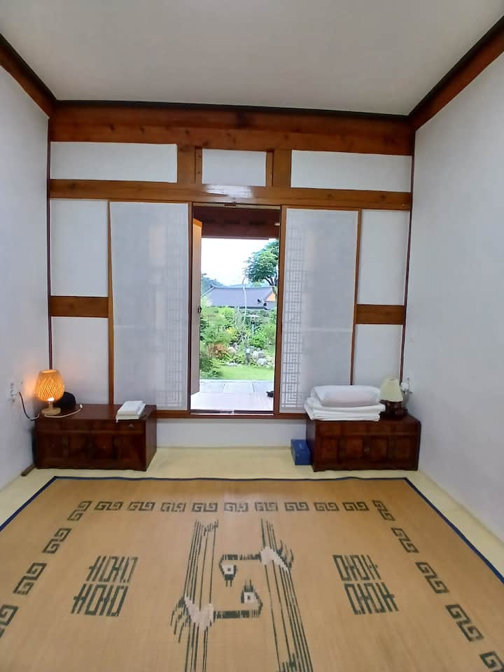 Il y a un lit. Comme il s'agit du premier étage, les chiens ne peuvent pas entrer dans cette chambre ni en sortir.