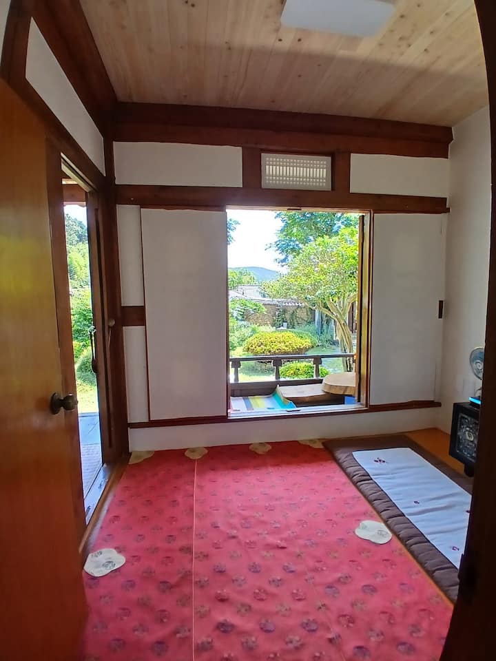 Habituellement un coin repas. Une chambre lorsqu'elle est utilisée par un total de 5 ou 6 personnes.