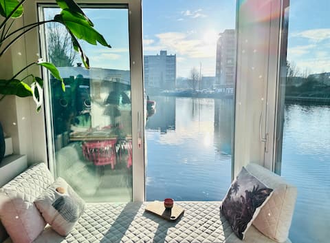 Central and luxurious floating home with garden