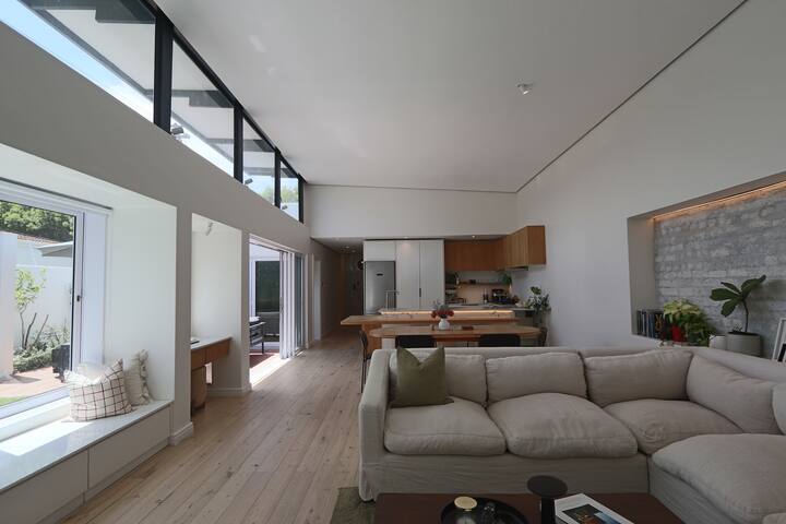 Central Luxury Home – Perfect for Families! gallery image 3