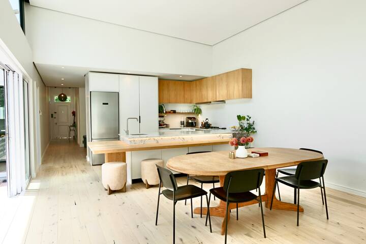 Central Luxury Home – Perfect for Families! gallery image 2