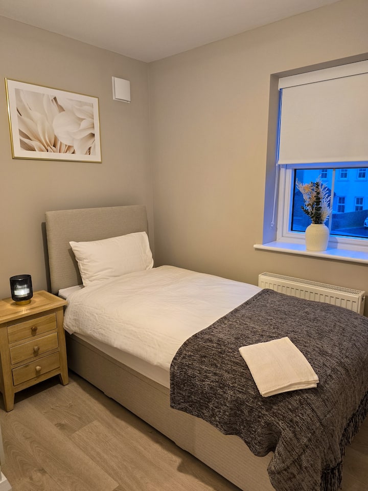 schlafzimmer 3 mit Einzelbett und Kleiderschrank 