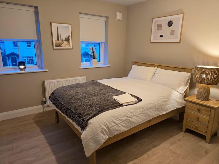 schlafzimmer 2 mit Doppelbett und Kleiderschrank 