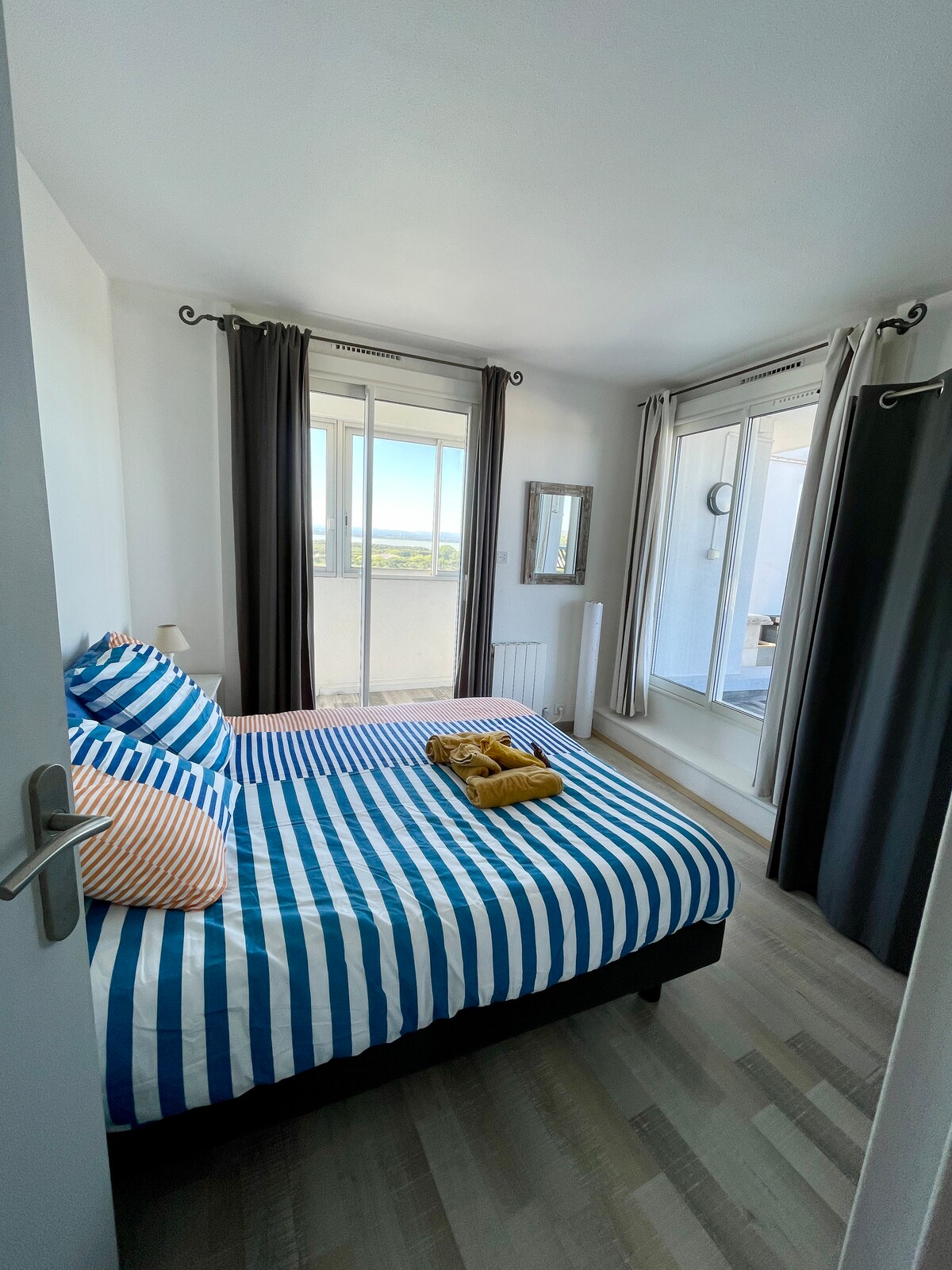 Საძინებელი ტერასასა და ლოჯიზე პირდაპირი წვდომით.