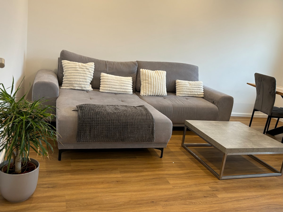 Top Airbnb: Lakeview Apartment (3 rooms, parking, independent) in Bonn