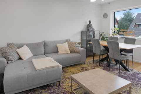 Top Airbnb: Lakeview Apartment (3 rooms, parking, independent) in Bonn