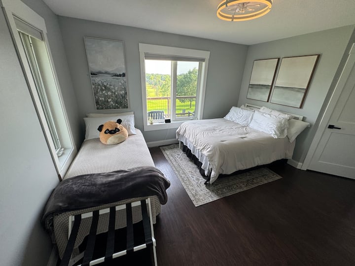 Cama doble y una cama individual. Armario y cómoda para ropa. 