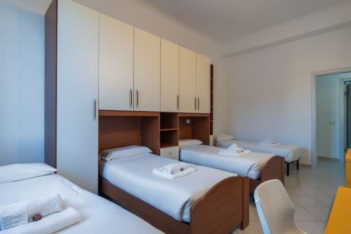 חדר גדול עם 4 מיטות יחיד. 2 שולחנות וארונות לאחסון החפצים שלכם.
סט של 3 מגבות: מגבת גדולה, בינונית וקטנה + ערכת קבלת פנים (מקלחת רחצה וסבון)
סדינים, ציפיות וציפות נקיים.