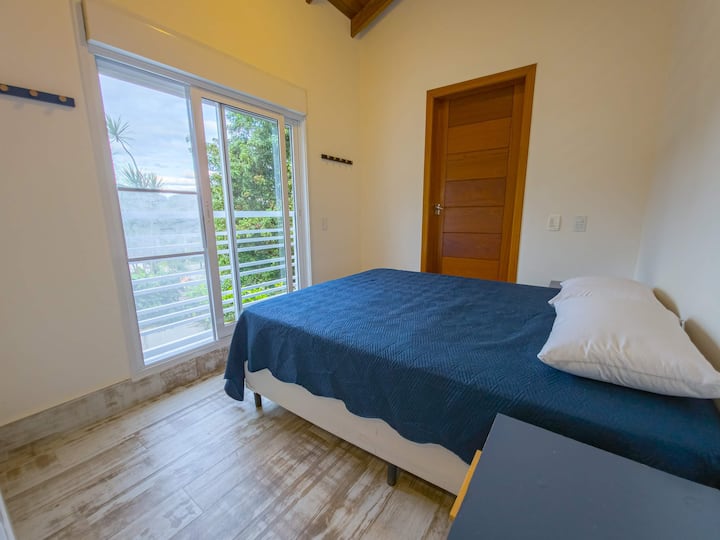 Apartman s klima-uređajem i stropnim ventilatorom