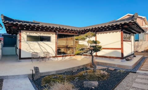 Yeonjae Lyeonseon / Hanok Private Stay / Jacuzzi, Tea Ceremony Experience, Barbecue