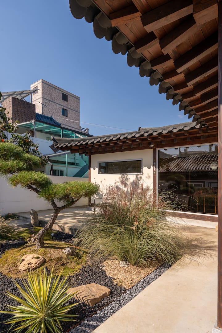 Yeonjae Lyeonseon / Hanok Private Stay / Jacuzzi, Tea Ceremony Experience, Barbecue