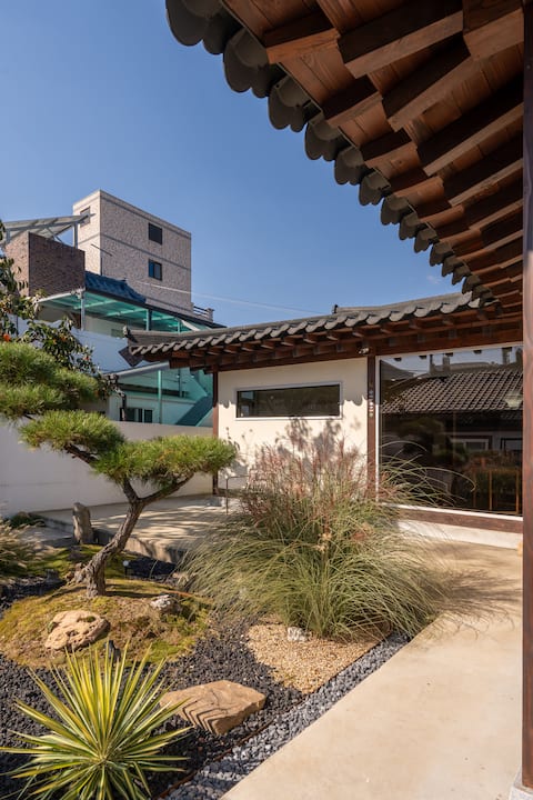 Yeonjae Lyeonseon / Hanok Private Stay / Jacuzzi, Tea Ceremony Experience, Barbecue