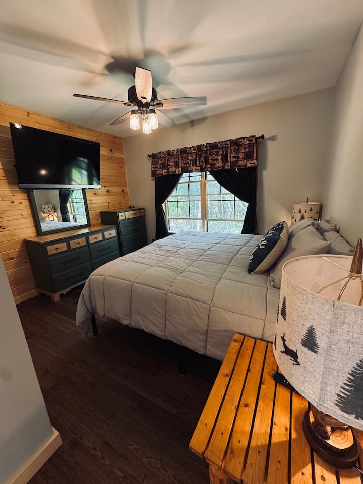 Dhomë gjumi kryesore me krevat dopio "king".