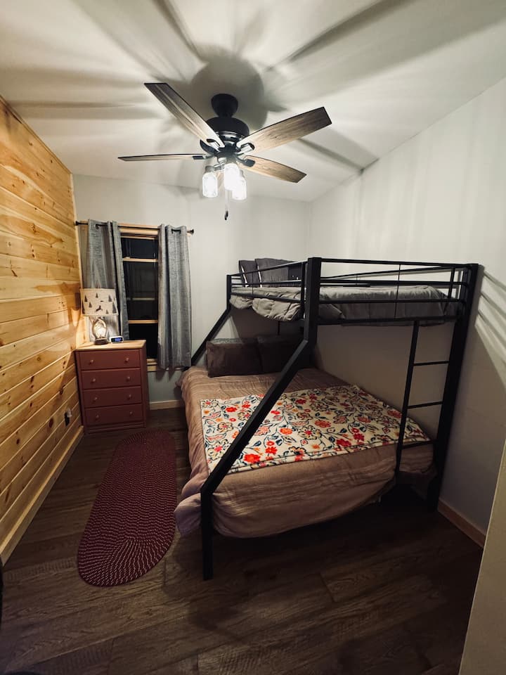 Krevat dopio mbi krevat dopio "queen".