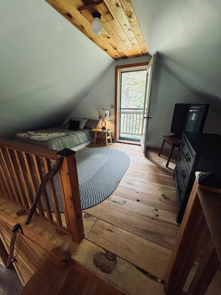 Krevat me madhësi të plotë, dil nga ballkoni. 