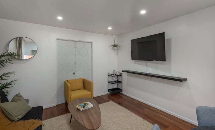 Cozy Home Near Downtown With A Yard - San Diego, CA